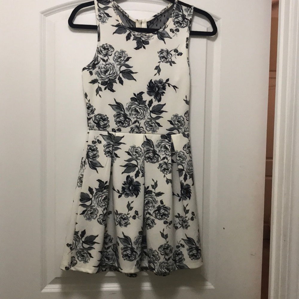 Black/White Floral & Lace Backless Dress